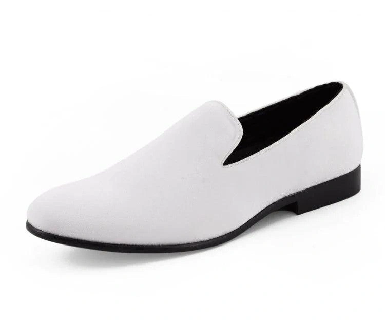 Zapatos de fumar blancos de ante: elegancia atemporal para tus pies.