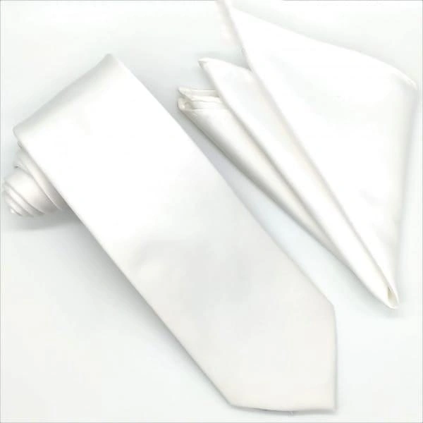 Elegante juego de corbata y pañuelo blanco, imprescindible para ocasiones especiales y un toque de sofisticación.